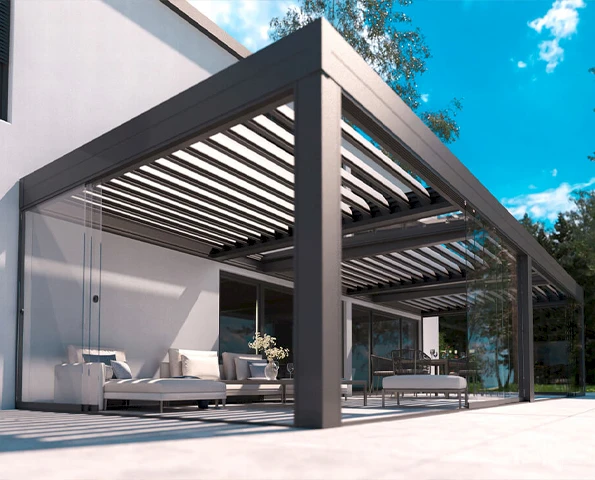 Modernes Lamellendach aus Aluminium mit verstellbaren Lamellen, Glaswänden und Lounge-Bereich