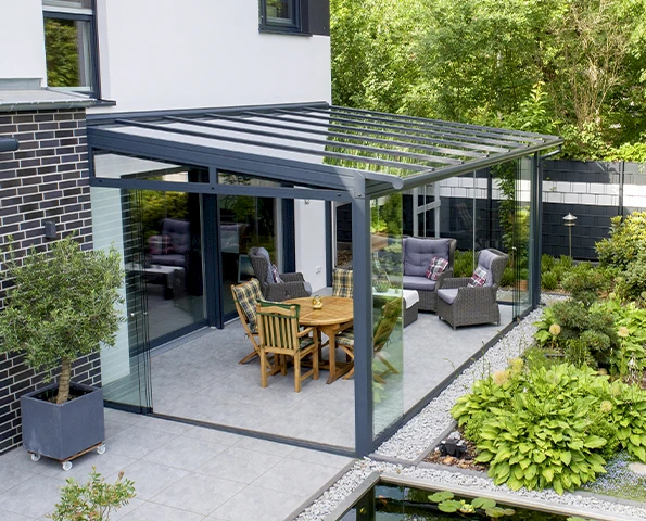 Terrassenüberdachung mit offenen Seitenelementen