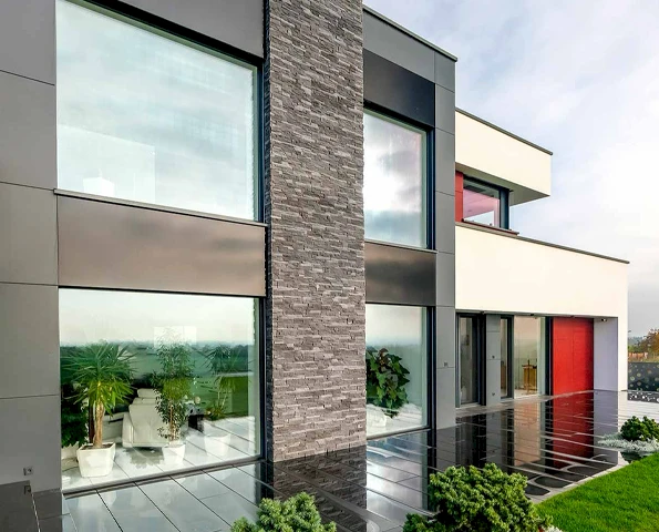 Große Fenster an einem modernen Haus