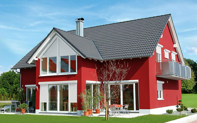 Einfamilienhaus mit großen Fensterflächen und verglastem Wohnbereich
