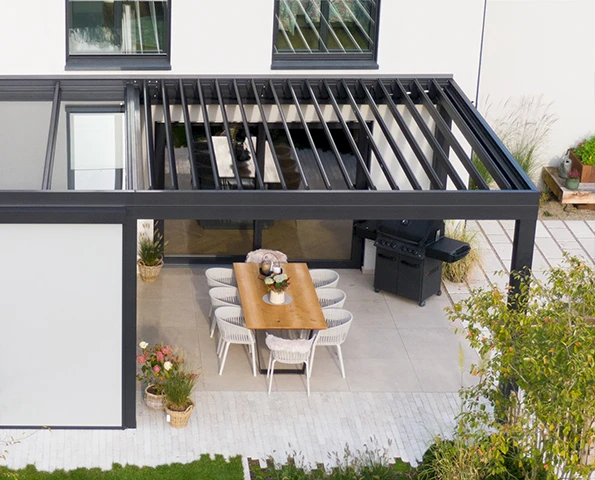 Modernes Lamellendach mit verstellbaren Aluminiumlamellen über einer Terrasse