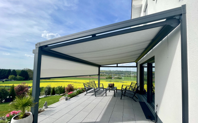 Moderne Terrassenüberdachung aus Aluminium und Glas an einem Einfamilienhaus